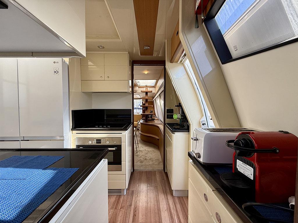 2005 FERRETTI YACHTS 731 